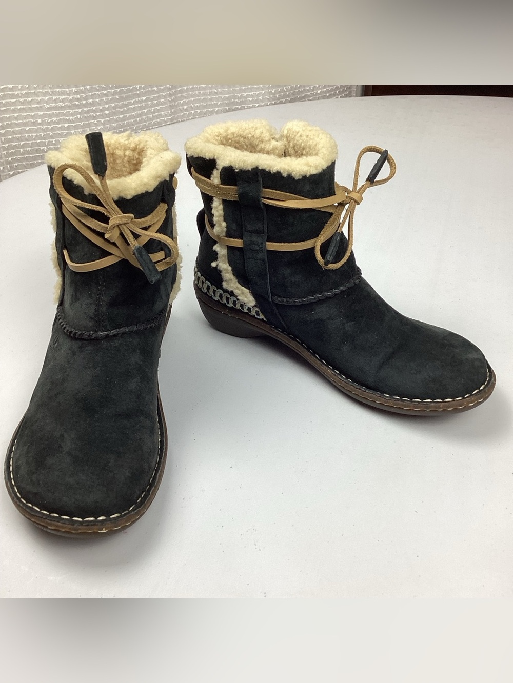 UGG Cove Black Suede Sheepskin Lined Winter Ankle Boots Women’s Size 8